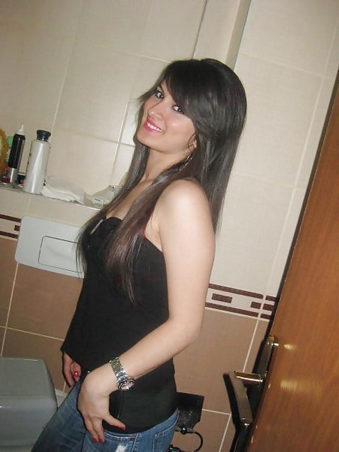 femme avec un loup visage et homme sexy